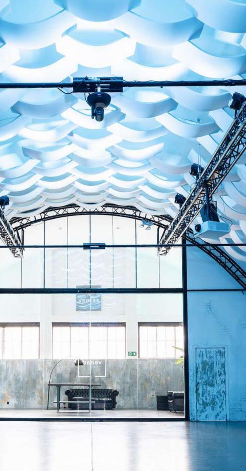 Techo ondulado y estructura de la Sala Hangar de Espacio Ventas