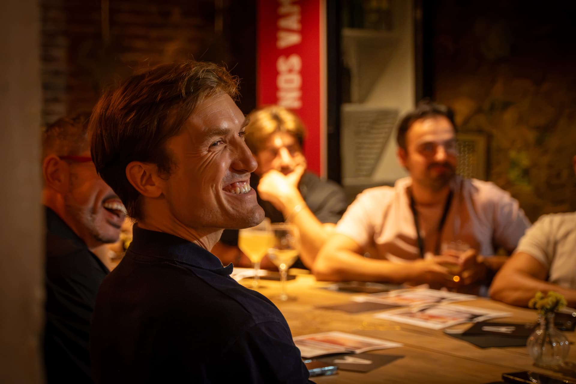 Asistente sonriendo durante el debate de una sala