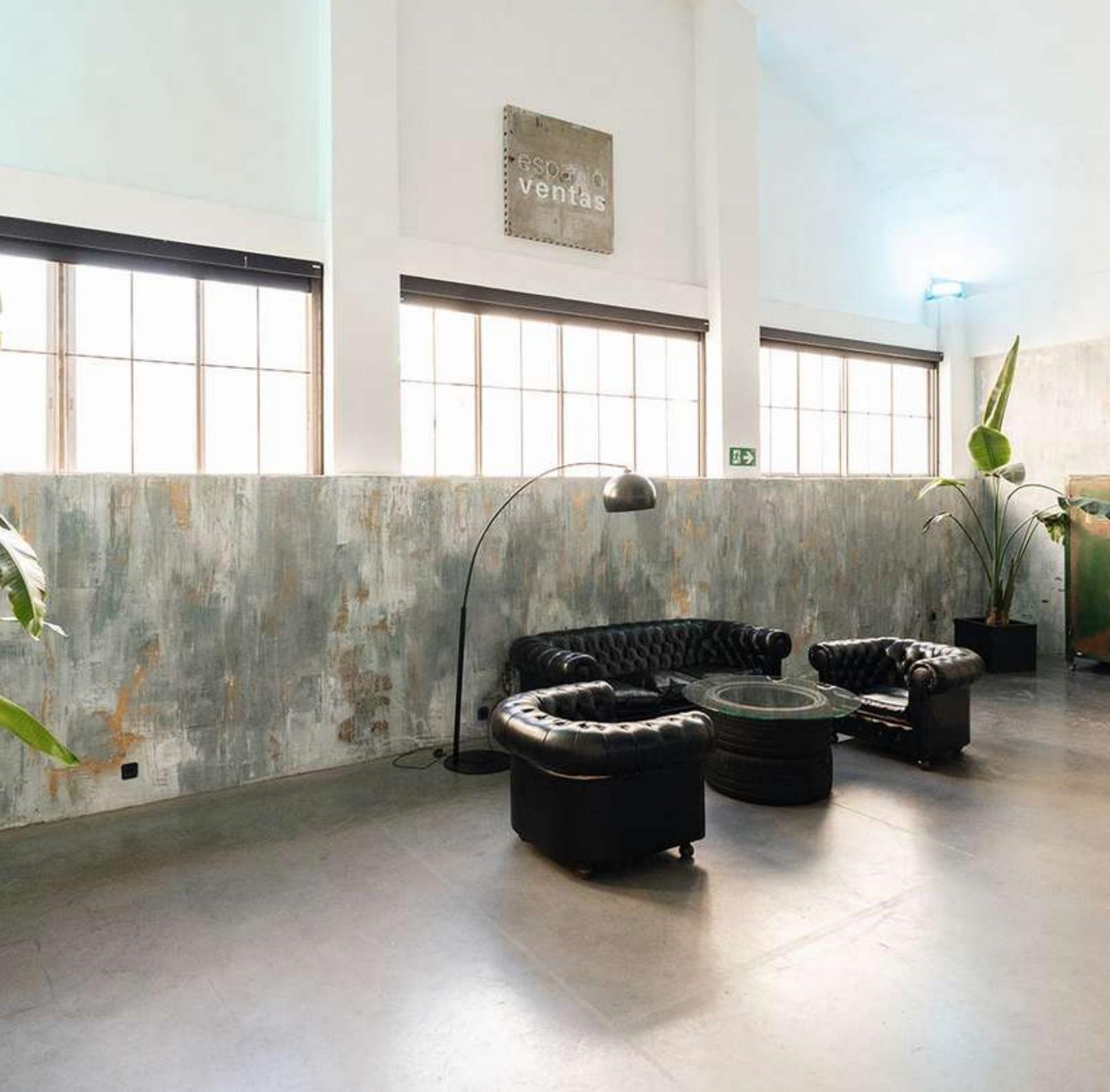 Sala Chester de Espacio Ventas, con sofás de cuero y luz natural